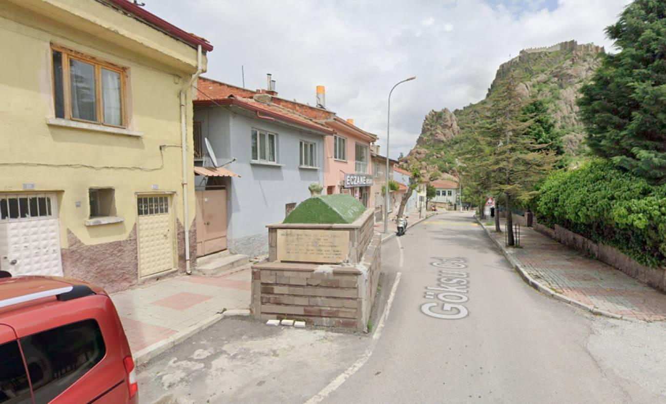 Afyonkarahisar’da 63 yıldır yolun ortasında duruyor! Ne kaldırtabildiler ne de dokunabildiler