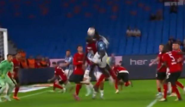 Akyazı'da penaltı itirazı! Hakem devam ettirdi