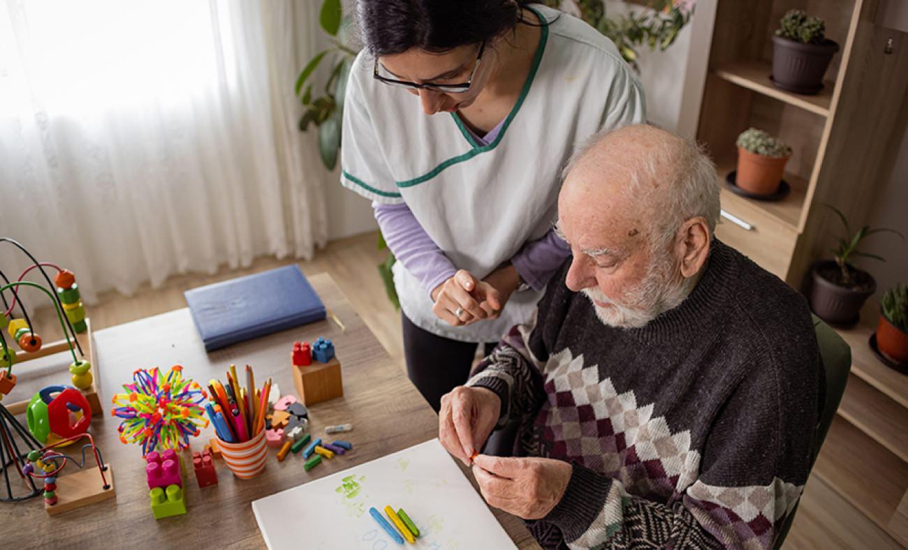 Alzheimer'de bu belirtiye dikkat: Unutkanlığı hafife almayın