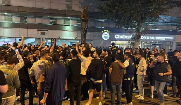 Fenerbahçeli taraftarlar, Sadettin Saran'ın başkan seçilmesini stat önünde kutladı