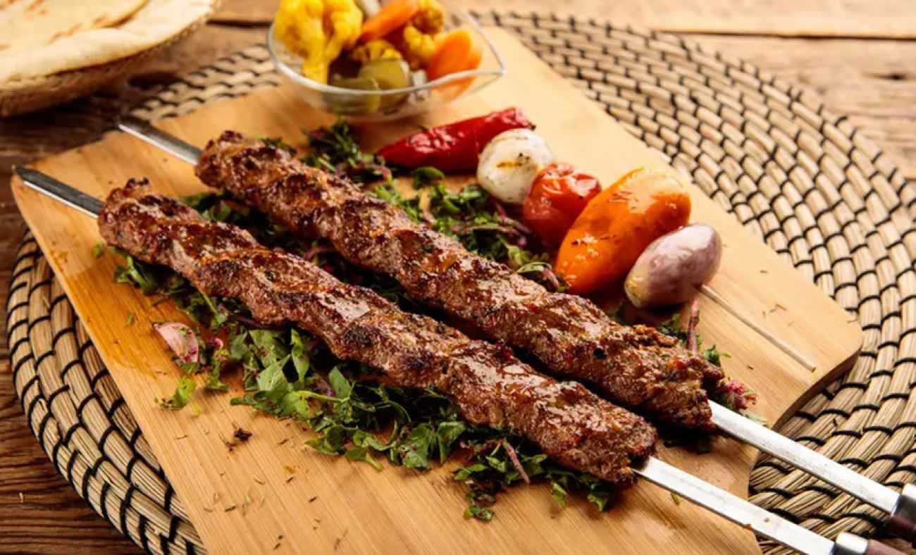 Fırında şov: Tepside Adana kebap tarifi ile lezzet patlaması
