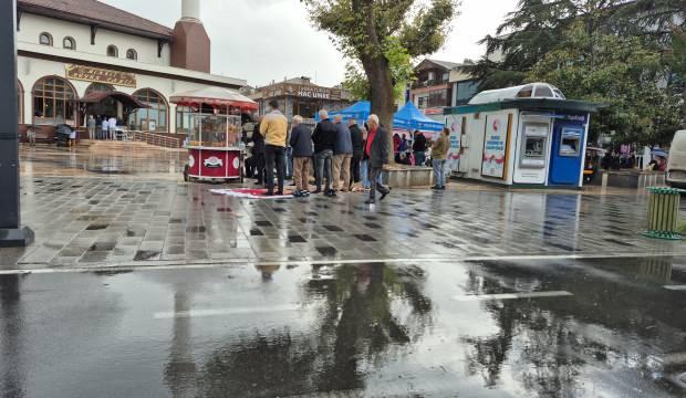 Görüntüler Düzce'den: Sağanak yağış altında cuma namazı kıldılar 