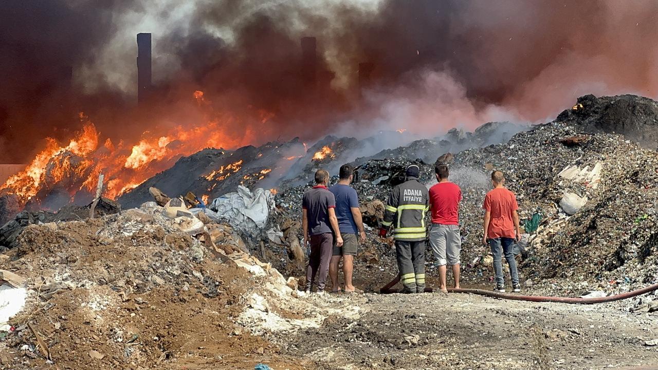 Adana'da geri dönüşüm fabrikasının bahçesinde çıkan yangına müdahale ediliyor.