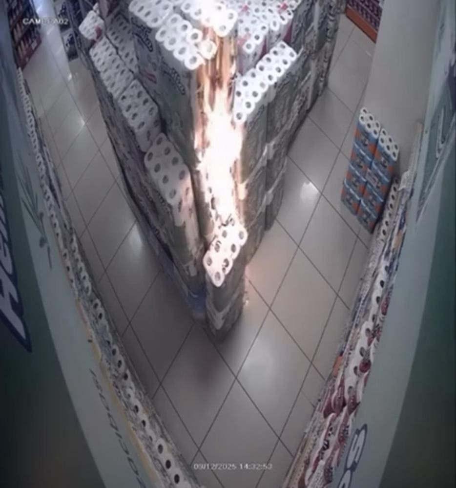 Kısa sürede yükselen alevler bölgeye gelen itfaiye ekipleri tarafından söndürüldü.