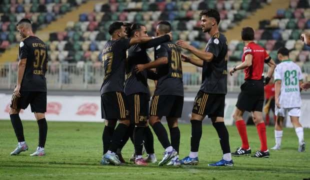 İzmir derbisinde farklı skor: Rakiplerine gol olup yağdılar