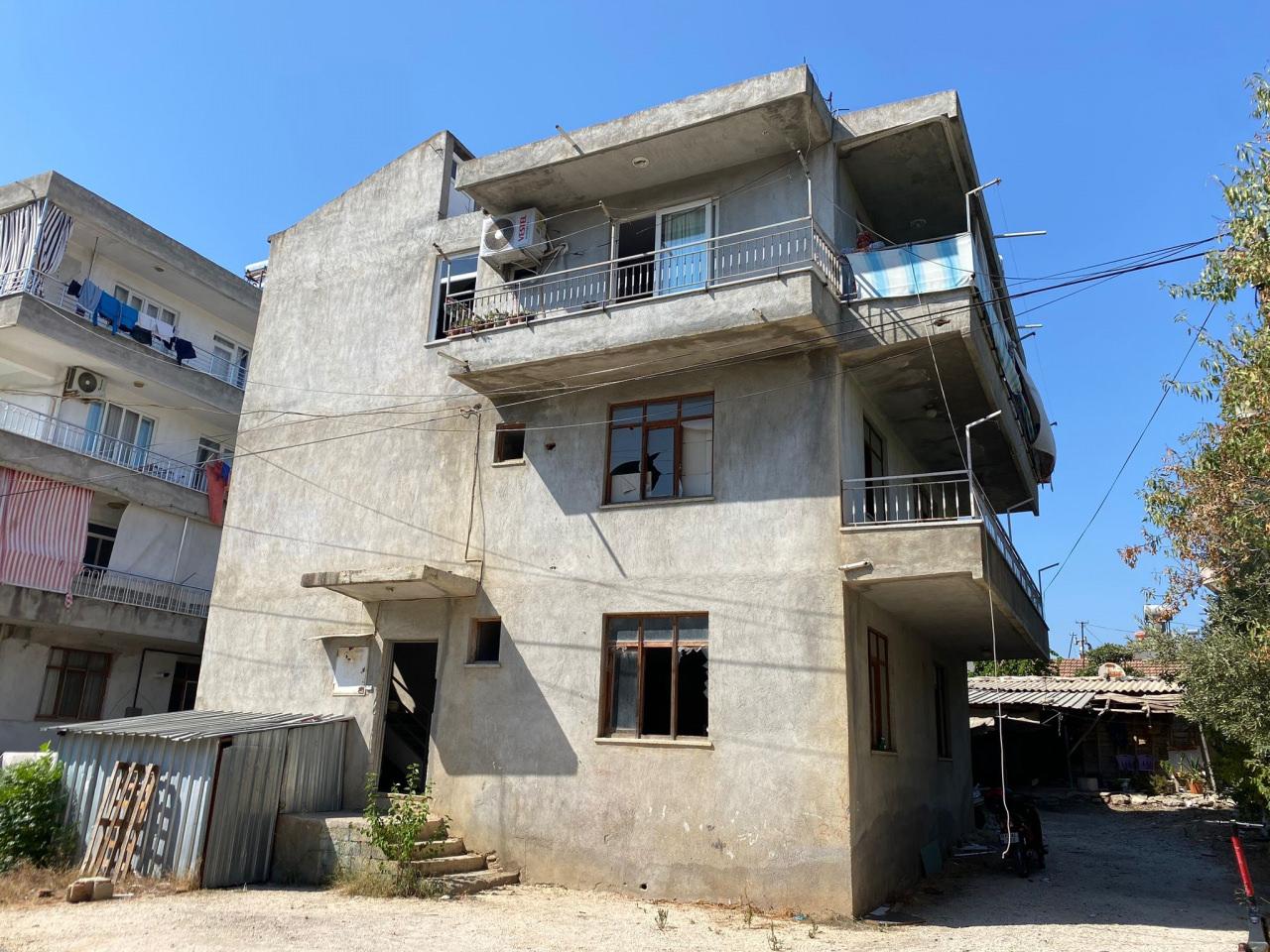 Alice ailesinin oturdukları apartmanın dışarıdan görünümü. 