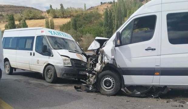 Minibüsler çarpıştı; 13 yaralı