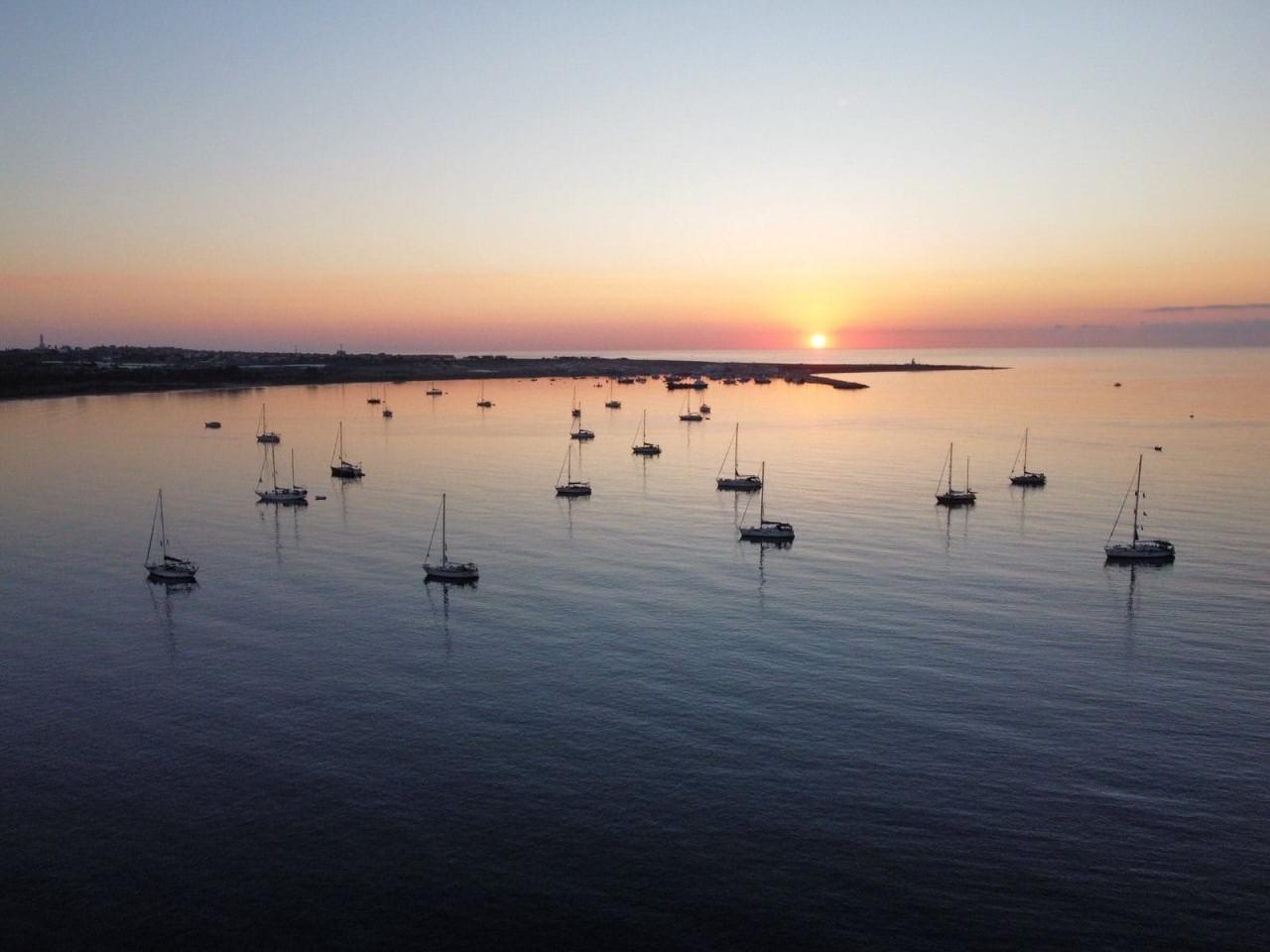 Sicilya Adası’nın en uç noktasındaki Portopalo Limanı açıklarında demirleyen Sumud Filosu tekneleri