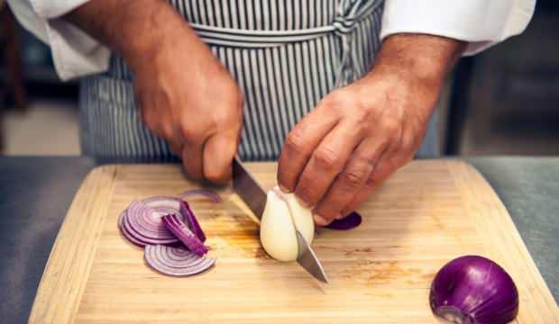 Soğan doğrarken göz yaşarmasını engellemenin püf noktaları