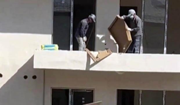 TOKİ konutlarında sağlam seramikleri aşağı atıp kıran işçilerin işine son verildi