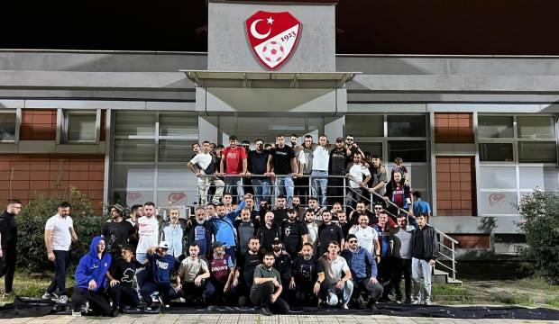 Trabzonspor taraftarlarından TFF'ye tepki: Temiz futbol dediniz, bizi karanlığa gömdünüz