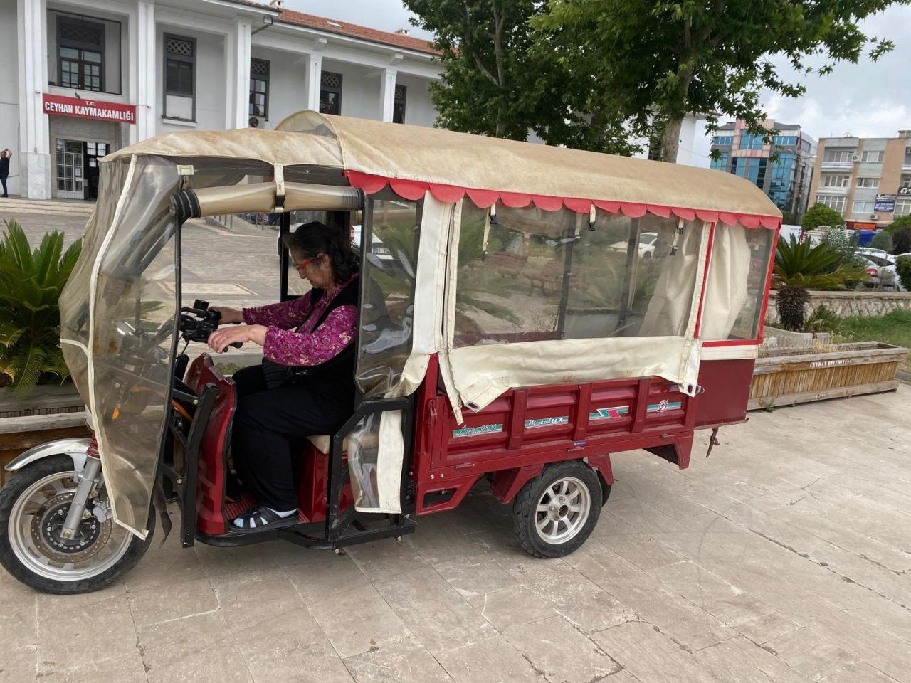 yüzde 92 bedensel engelli Seçil Ergin (50) ve anne Emine Işık (71)