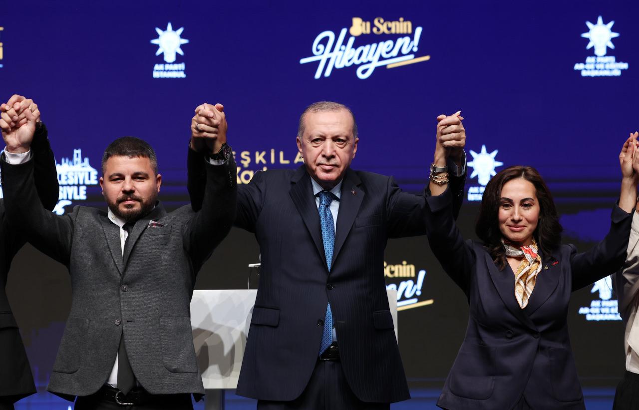 Cumhurbaşkanı ve AK Parti Genel Başkanı Recep Tayyip Erdoğan, AK Parti Teşkilat Akademisi Kapanış Programı'na katıldı. Program sonunda Cumhurbaşkanı Erdoğan, CHP'den istifa ederek AK Parti'ye katılan Beykoz Belediye Başkan Vekili Özlem Vural Gürzel ve Beykoz Belediye Meclis Üyesi Nevzat Cebeci ile fotoğraf çektirdi.