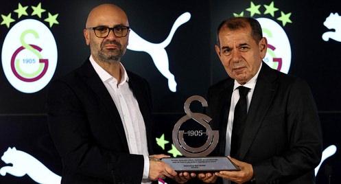 Galatasaray Başkanı Dursun Özbek ve Puma Orta Asya Genel Müdürü Taner Seyis, sponsorluk anlaşmasından bir fotoğraf