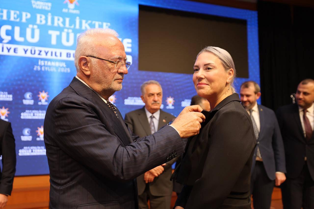 AK Parti'ye geçiş yapan isimlere rozetleri takıldı. 