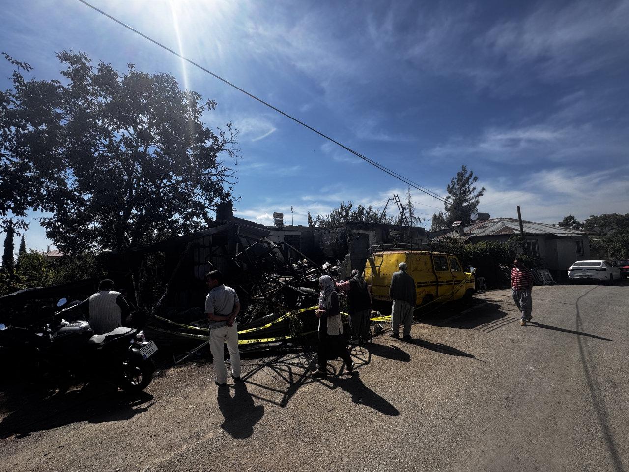 Mersin'in Tarsus ilçesinde tek katlı müstakil evde çıkan yangında nine ve 19 yaşındaki torunu hayatını kaybetti.