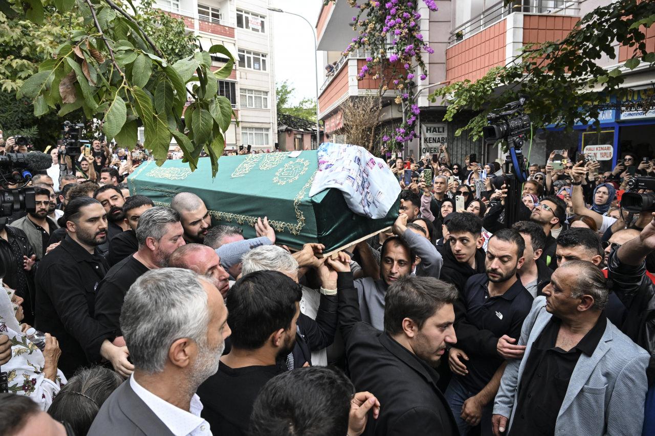 Yalova'daki evinin terasından düşerek hayatını kaybeden Güllü adıyla tanınan Gül Tut, son yolculuğuna uğurlandı.