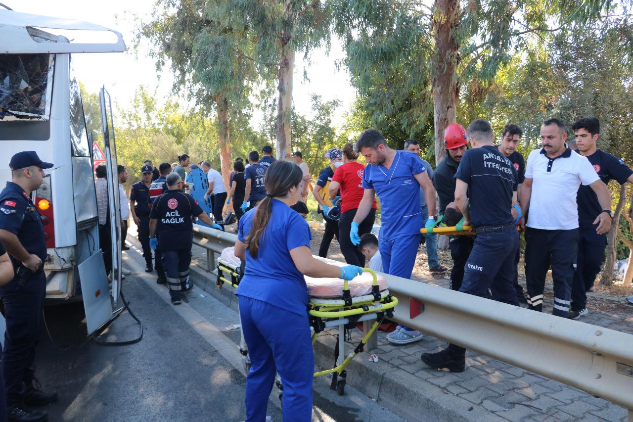 Sağlık personelinin yaralılara yardım etmesi