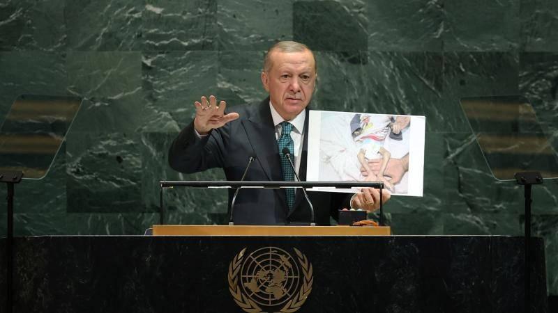 Cumhurbaşkanı Erdoğan'ın BM'deki yaptığı konuşmasında Filistin'de katledilen çocukların fotoğraflarını gösterdiği anlar.
