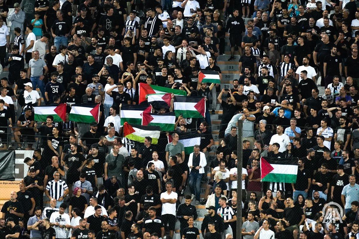 PAOK taraftarları, israil ekibi maccabi tel aviv karşısında tribünde Filistin bayrakları açtı.