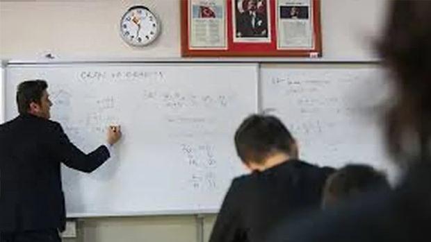Öğrencilere ders anlatan öğretmen