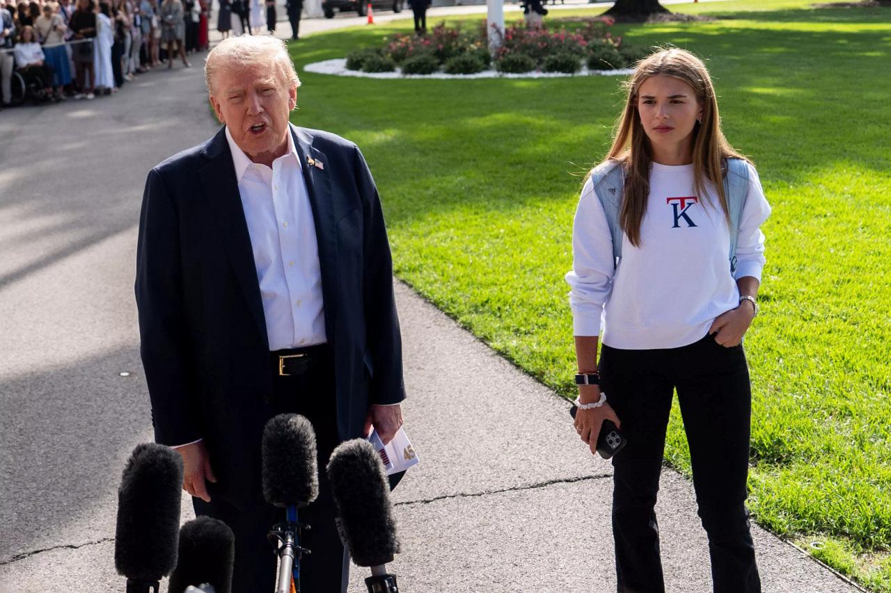 Donald Trump ve torunu Kai Trump, Beyaz Saray bahçesinde