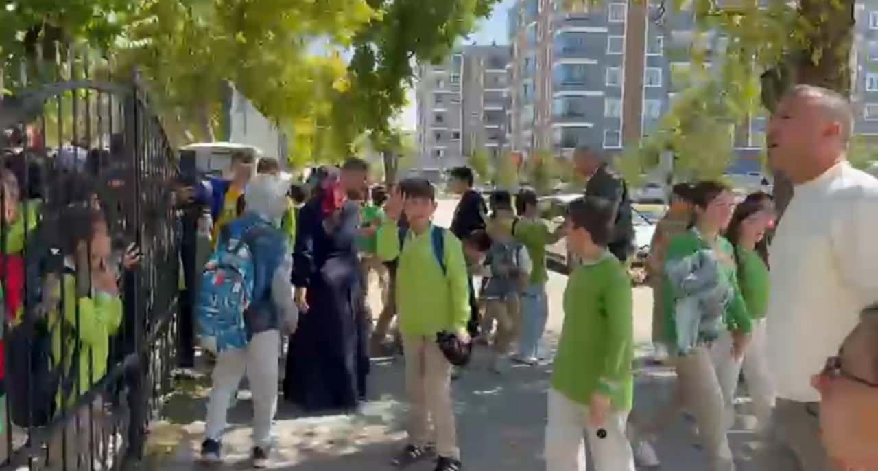 Aşkale'nin yanı sıra Erzurum merkezde de hissedilen depremle birlikte bazı vatandaşlar ev ve iş yerlerinden dışarı çıktı.