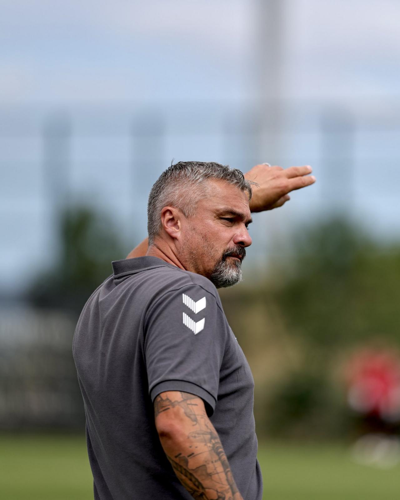 Thomas Reis, Samsunspor antrenmanında oyuncularına talimat verirken, 26 Ağustos 2025