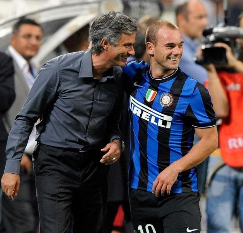 Jose Mourinho ve Wesley Sneijder'ın Inter döneminden çekilmiş bir fotoğrafı.