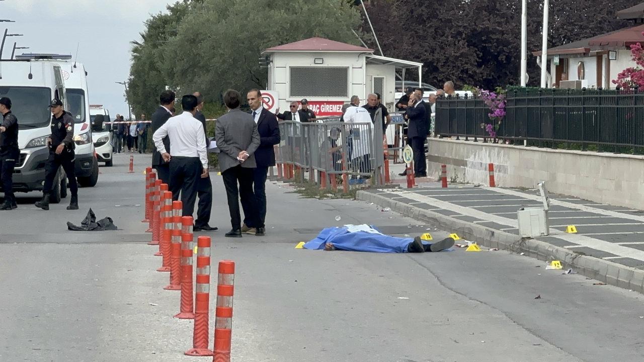 Silahla vurulan adam, olay yerinde hayatını kaybetti. 