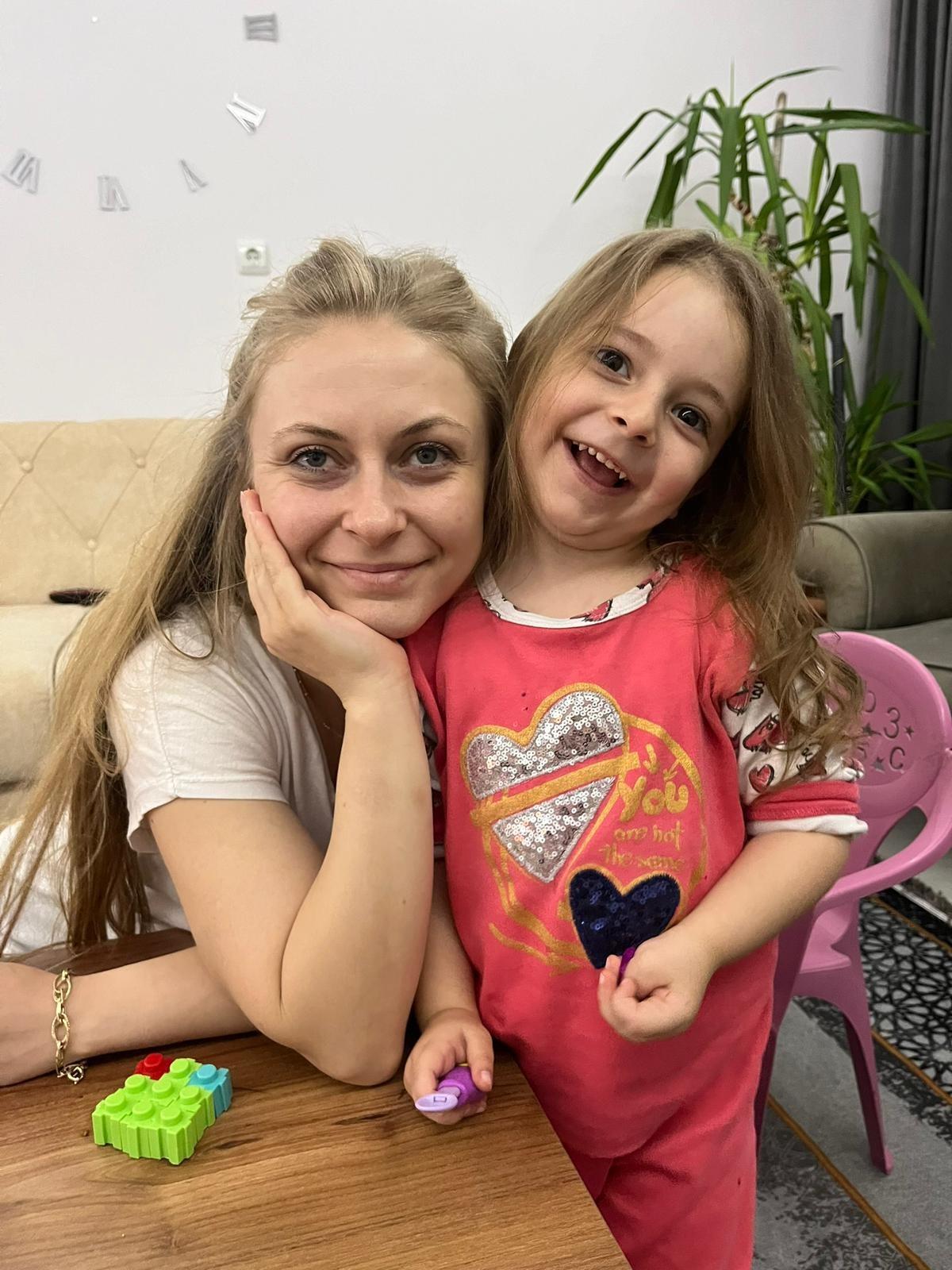 Yeliz Efe (30) ve kızı Ela Efe (3) 