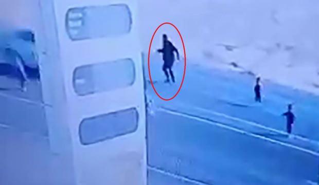 Ağrı'da kahreden kaza: Yola çıkan çocukları kurtarmak isterken öldü