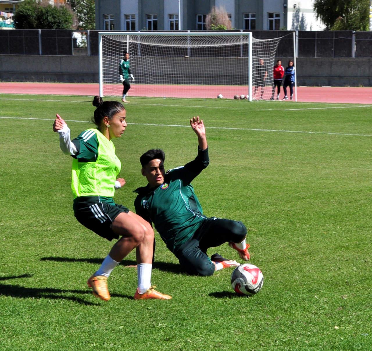 Kadın Süper Ligi'nin ilk haftasında AMED Sportif Faaliyetler ile 1-1 berabere kalan YüksekovaSpor Kadın Futbol Takımı, Trabzonspor, maçı hazırlıklarını Kars'ta sürdürüyor.