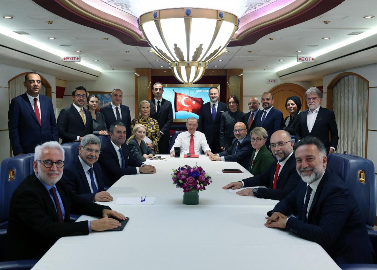 Cumhurbaşkanı Erdoğan, BM dönüşü, aralarında Ülke TV Genel Yayın Yönetmeni Hasan Öztürk’ün de bulunduğu gazetecilerin sorularını yanıtladı.