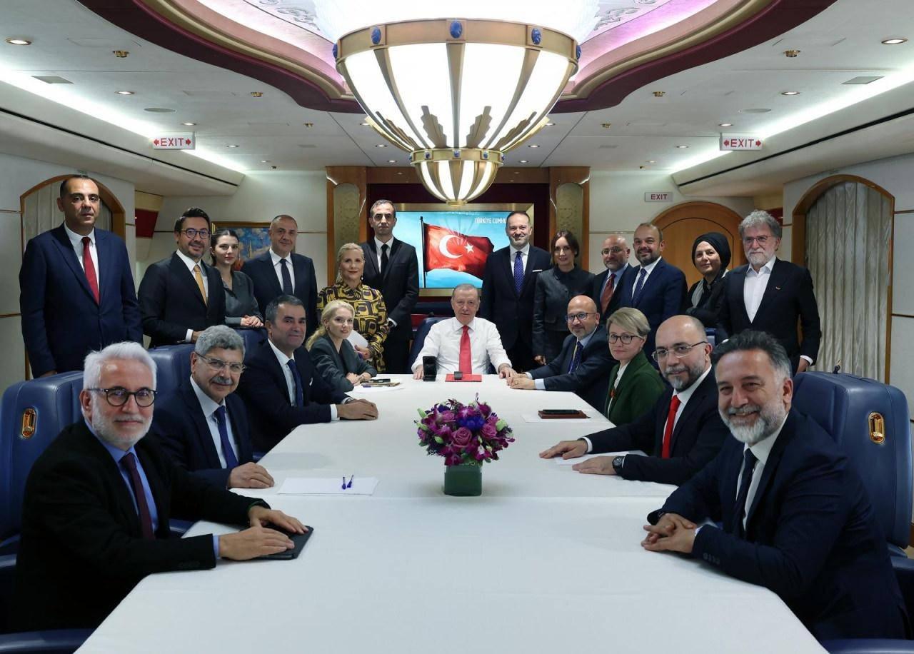 Cumhurbaşkanı Erdoğan, BM dönüşü, aralarında Ülke TV Genel Yayın Yönetmeni Hasan Öztürk’ün de bulunduğu gazetecilerin sorularını yanıtladı.
