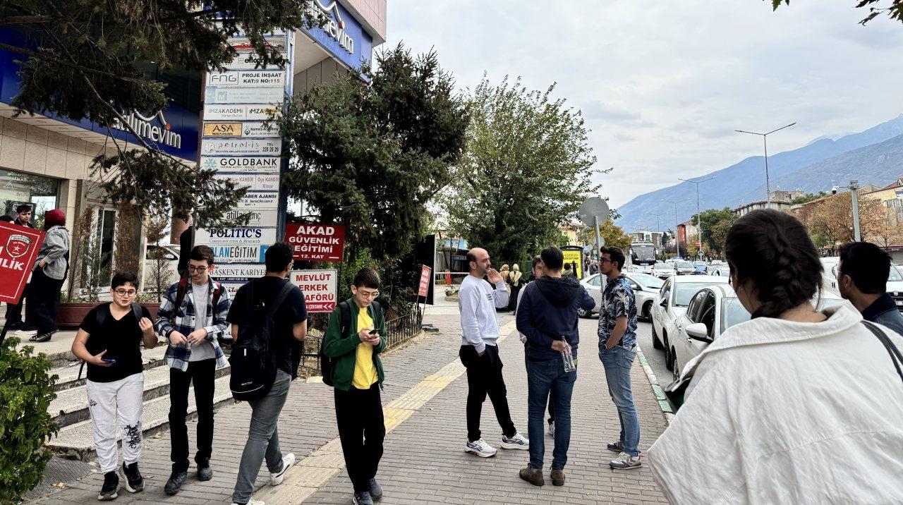 Kütahya’nın Simav ilçesinde 5,4 büyüklüğünde deprem meydana geldi. İstanbul, Balıkesir ve çevre illerden de hissedilen sarsıntı bölgede paniğe yol açtı.