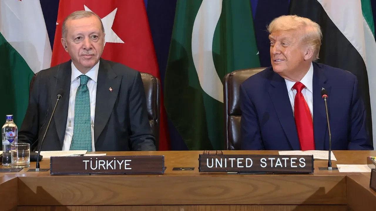 Erdoğan ve Trump'ın masanın başında olduğu görüntü
