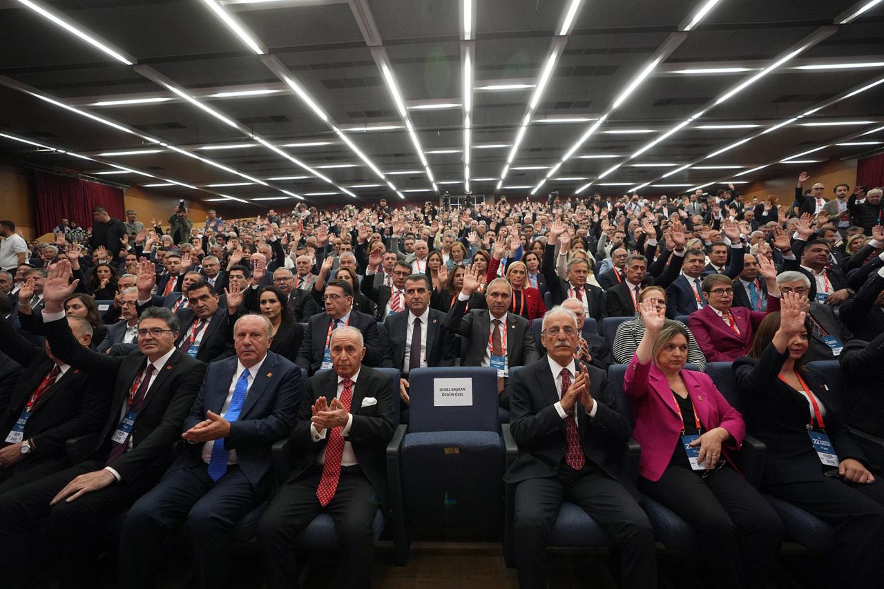 CHP Genel Başkanı Özel, partisinin 22. Olağanüstü Kurultayı'na katılarak konuşma yaptı. Kurultaya, eski CHP Genel Başkanı Hikmet Çetin ile eski SHP Genel Başkanı Murat Karayalçın da katıldı.