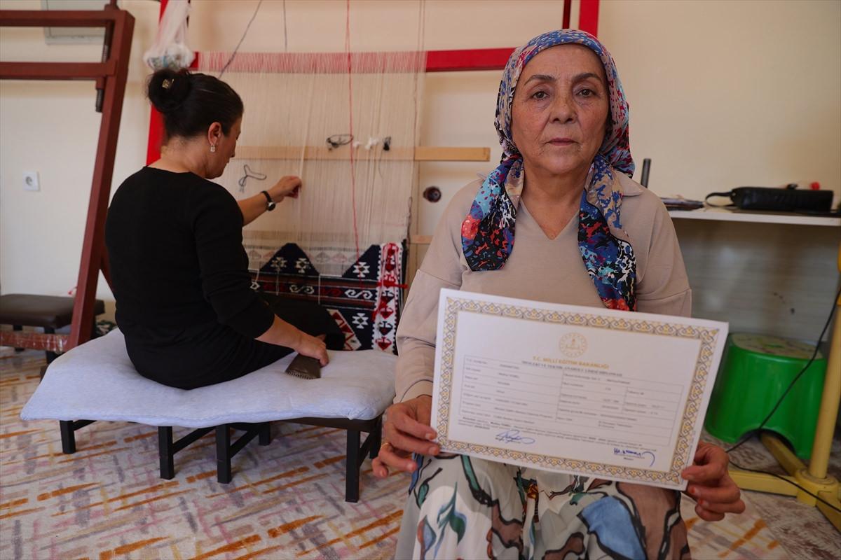 Hakkari'de 60 yaşında liseden mezun olan kadının hedefi üniversite