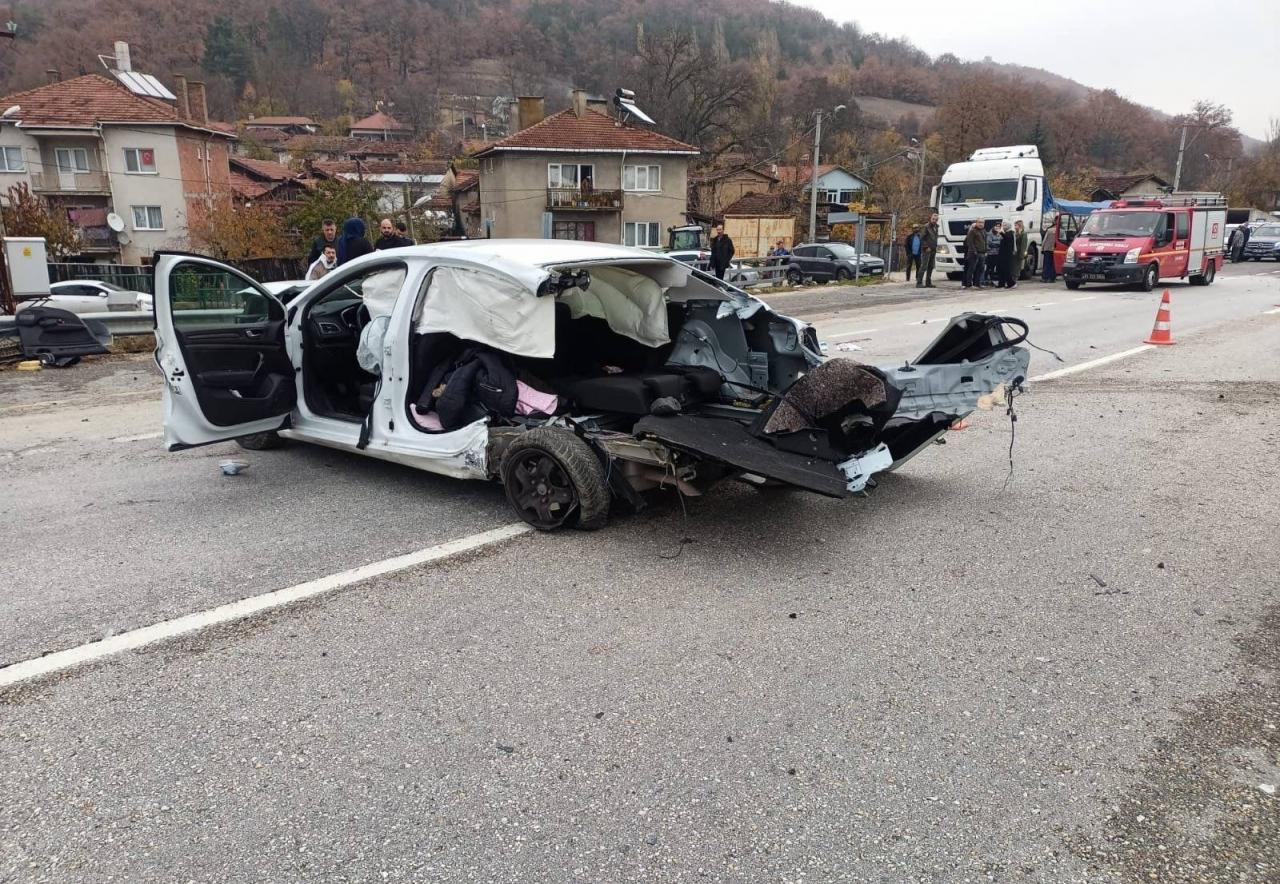 Yeliz Efe (30) ve kızı Ela Efe'nin (3) hayatlarını kaybettikleri kaza yeri. 