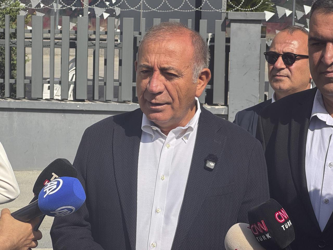Gürsel Tekin, CHP İstanbul İl Başkanlığı önünde.