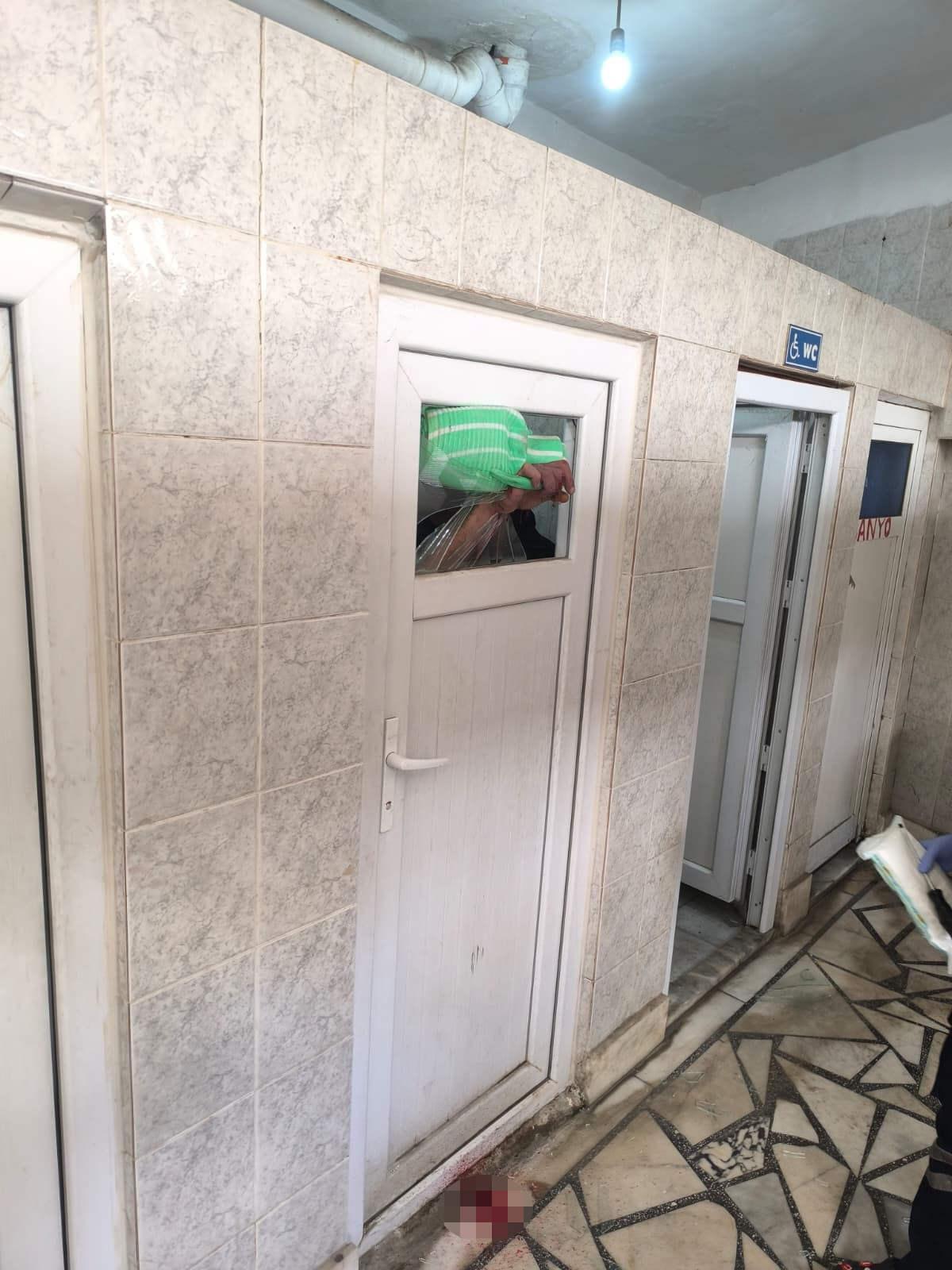 Camii tuvaletinin camını yumruk atarak kırdığı ileri sürülen şahıs.