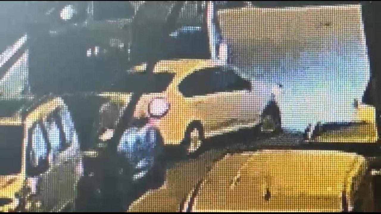 Otomobil hırsızlarının kameraya yansıyan görüntüleri