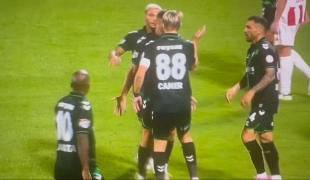 Ma&ccedil;ın &ouml;n&uuml;ne ge&ccedil;ti! Caner Erkin takım arkadaşına tokat attı