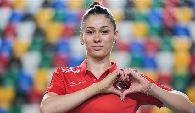 Milli sporcu hem dünya rekoru kırdı hem altın madalya kazandı