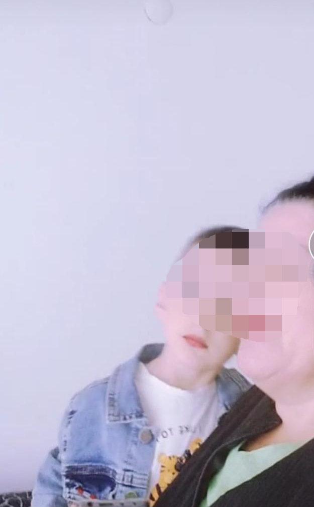 Anne, yaşı küçük oğluna oje sürdü ve makyaj efektiyle sosyal medyada dans ettirdi.