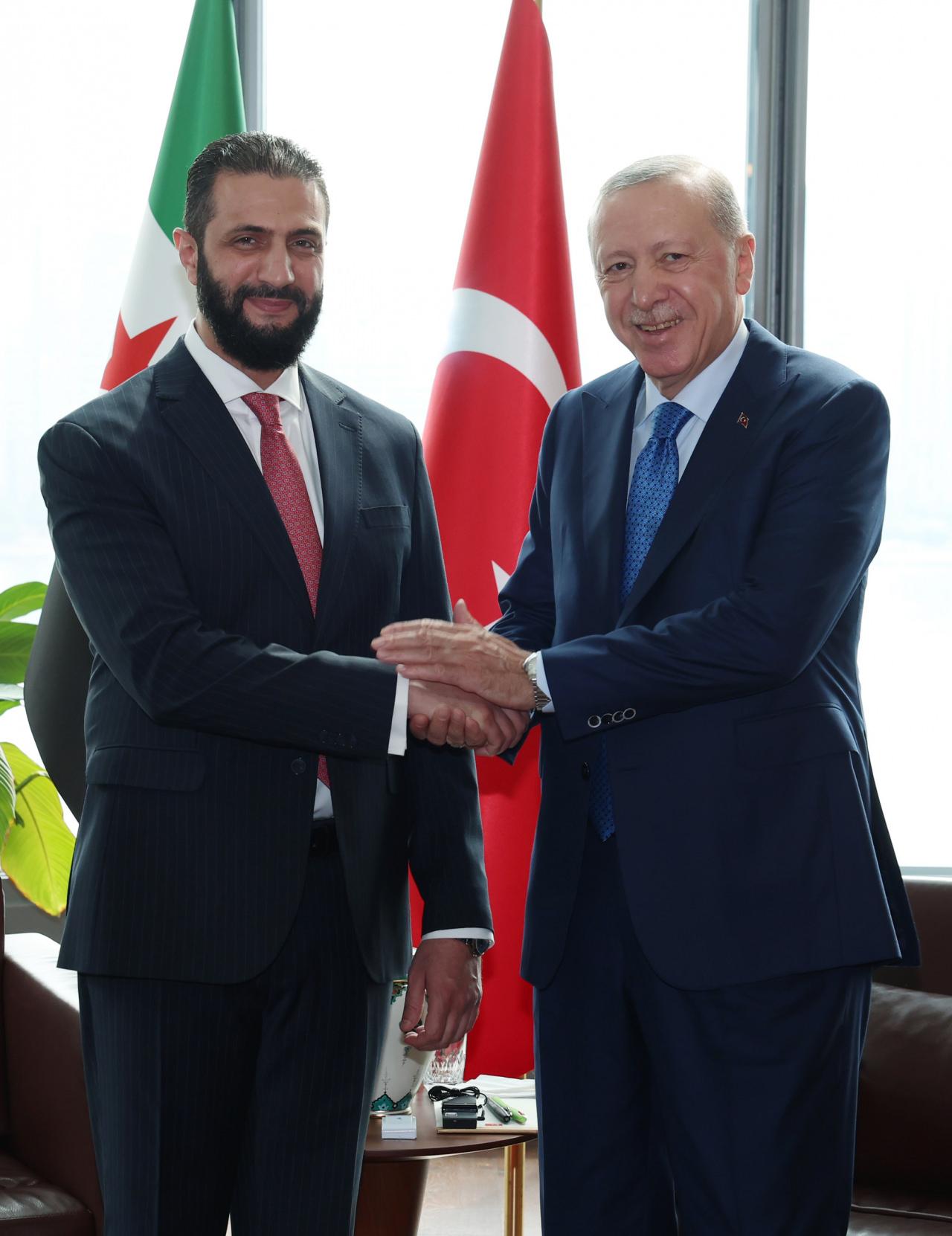 Cumhurbaşkanı Erdoğan, Suriye Cumhurbaşkanı Şara ile Türkevi'nde görüştü.