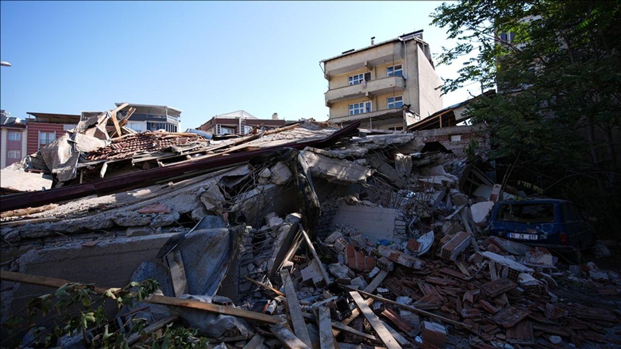 10 Ağustos'ta Sındırgı ilçesinde meydana gelen deprem sonrası bazı binalar yıkılmıştı.