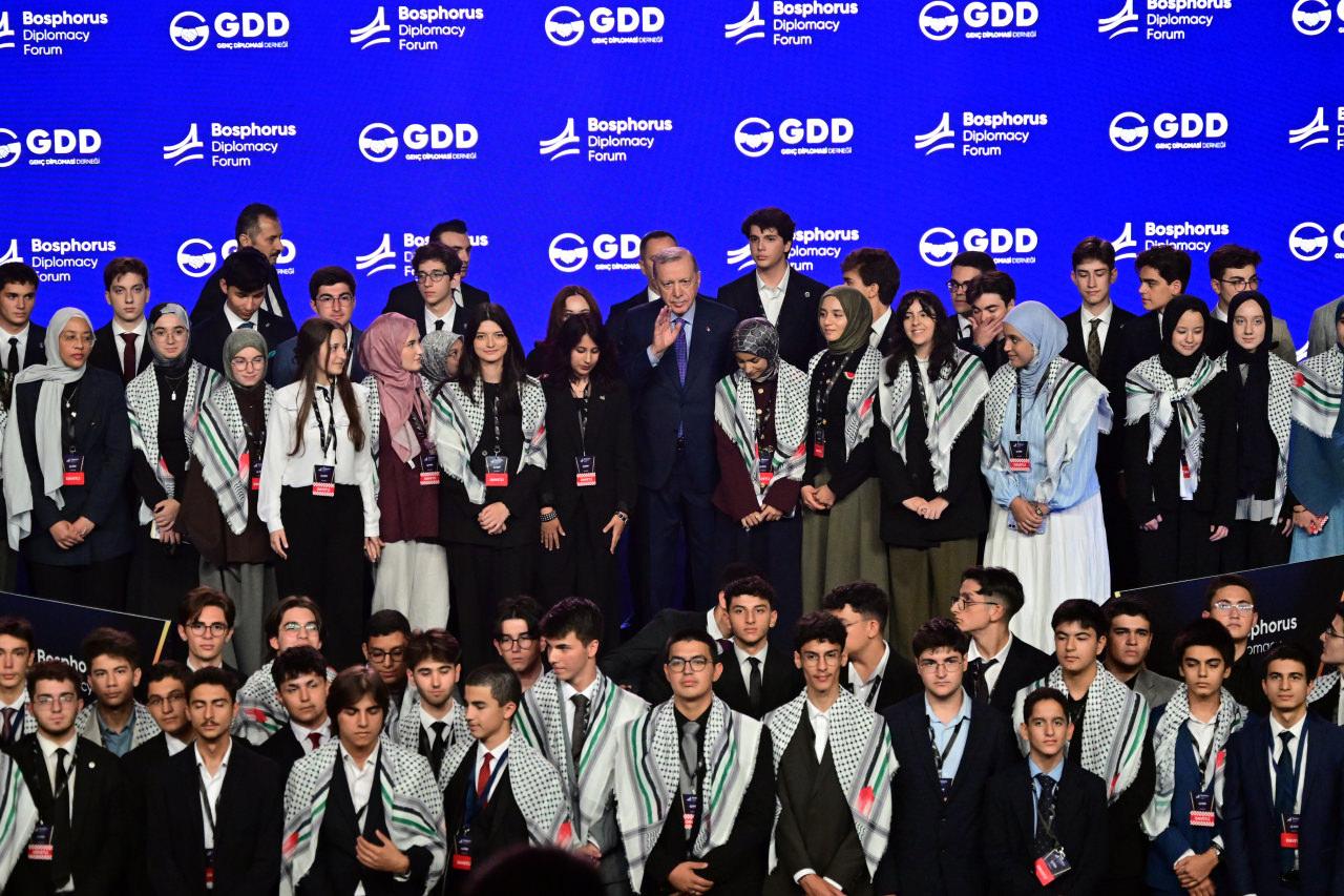 Cumhurbaşkanı Recep Tayyip Erdoğan, Genç Diplomasi Derneği tarafından Demokrasi ve Özgürlükler Adası'nda düzenlenen 'Bosphorus Diplomasi Forumu'na katıldı. Cumhurbaşkanı Erdoğan, program sonunda katılımcılarla hatıra fotoğrafı çektirdi.