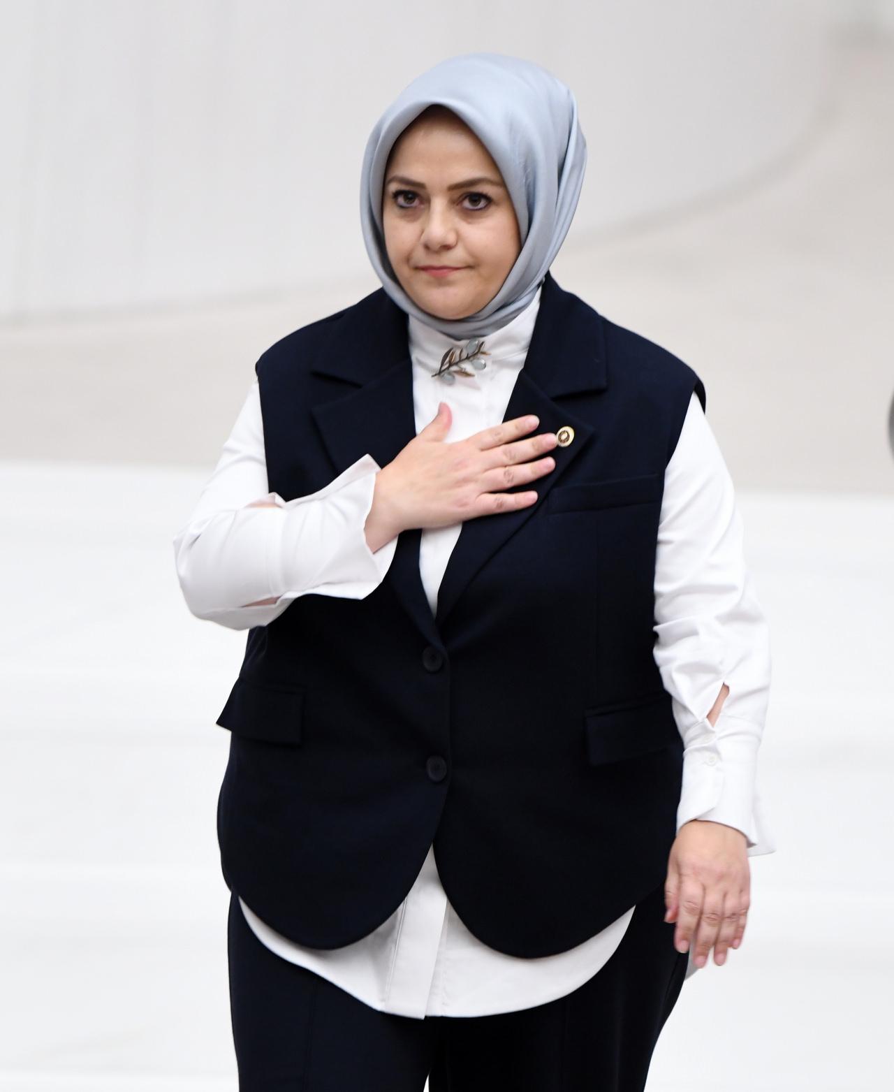 Denizli Milletvekili Sema Silkin Ün, Yeni Yol'un çatısı altındaki Gelecek Partisi için TBMM'de yemin ederken, 2 Haziran 2025